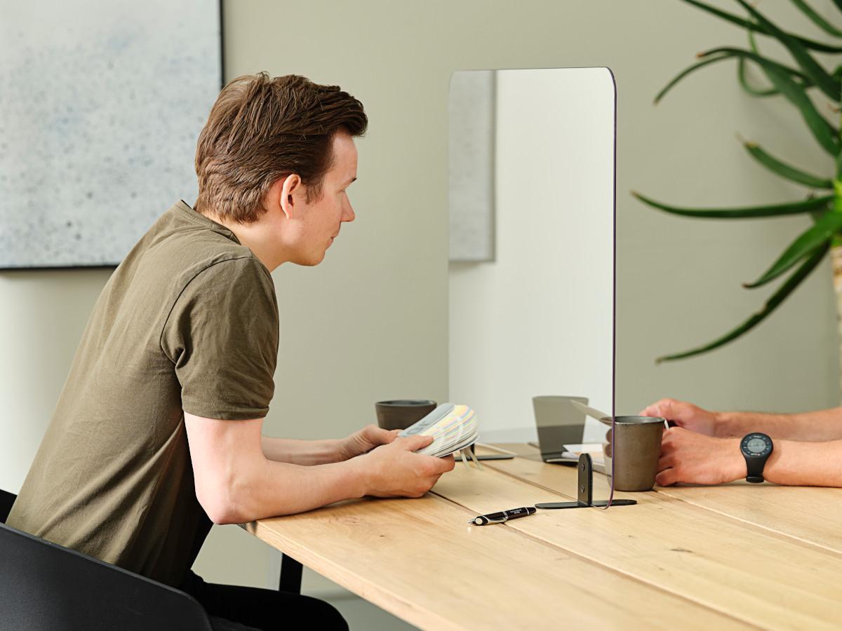 TecLines HSS001 Hygiene Acryl Schutzscheibe 1000x600x4 mm mit Standfuß Anwendung Verkaufsgespräch