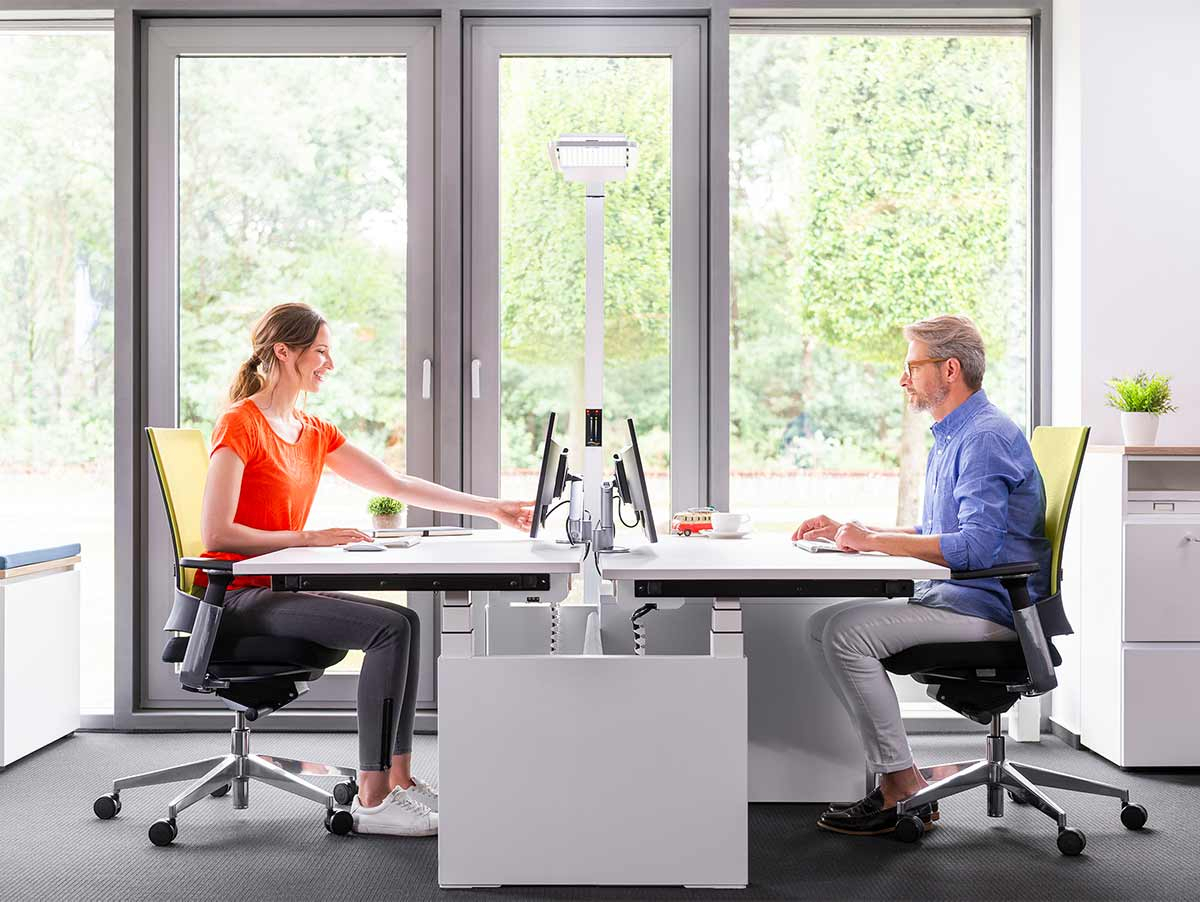 Novus Clu II C Monitor Tisch Halterung, silber/anthrazit (990+2019+000) Anwendungsbeispiel Büro