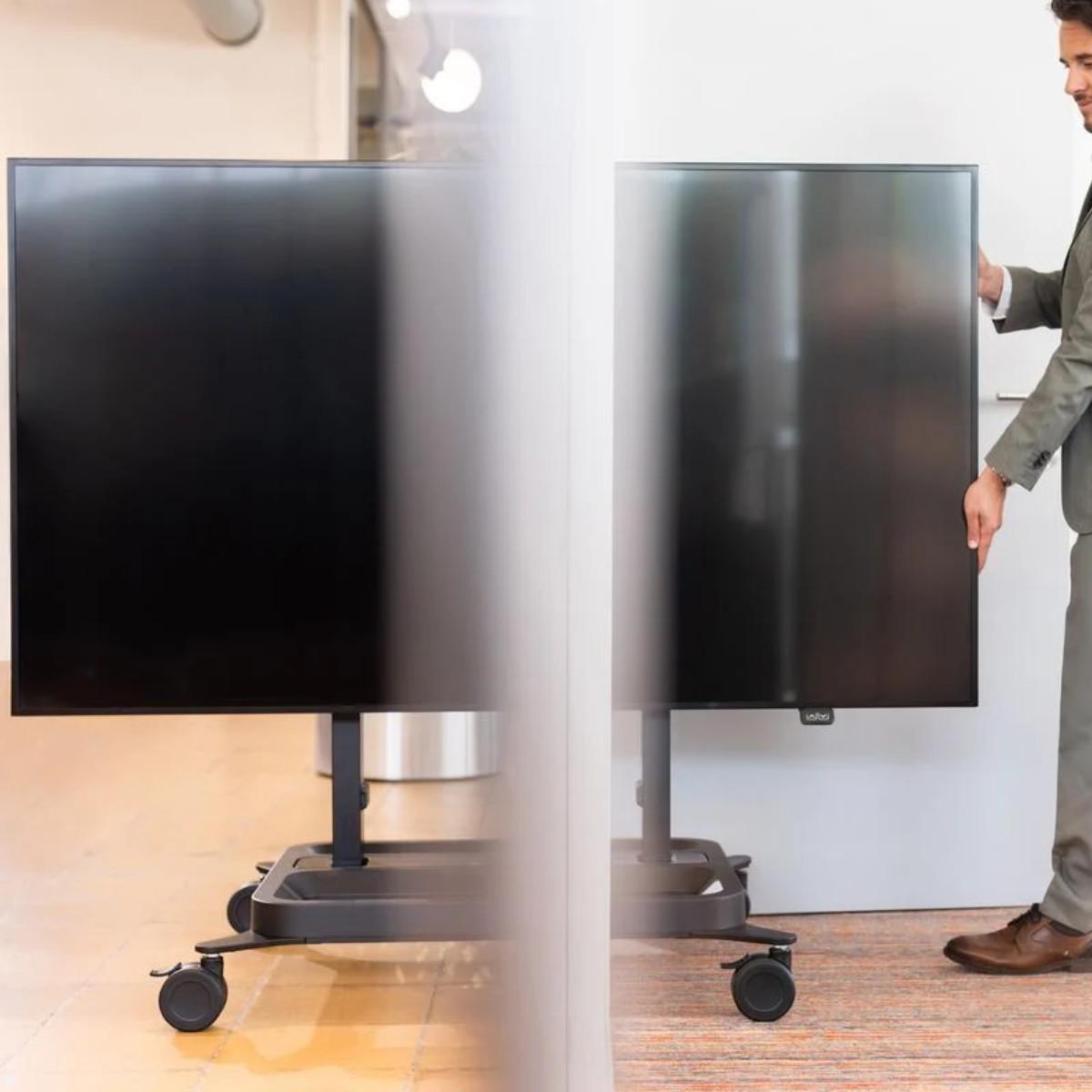 Vogels RISE 5305 mobiler elektrischer TV Ständer, 50 mm/s, Doppelrollen, Anwendungsbeispiel
