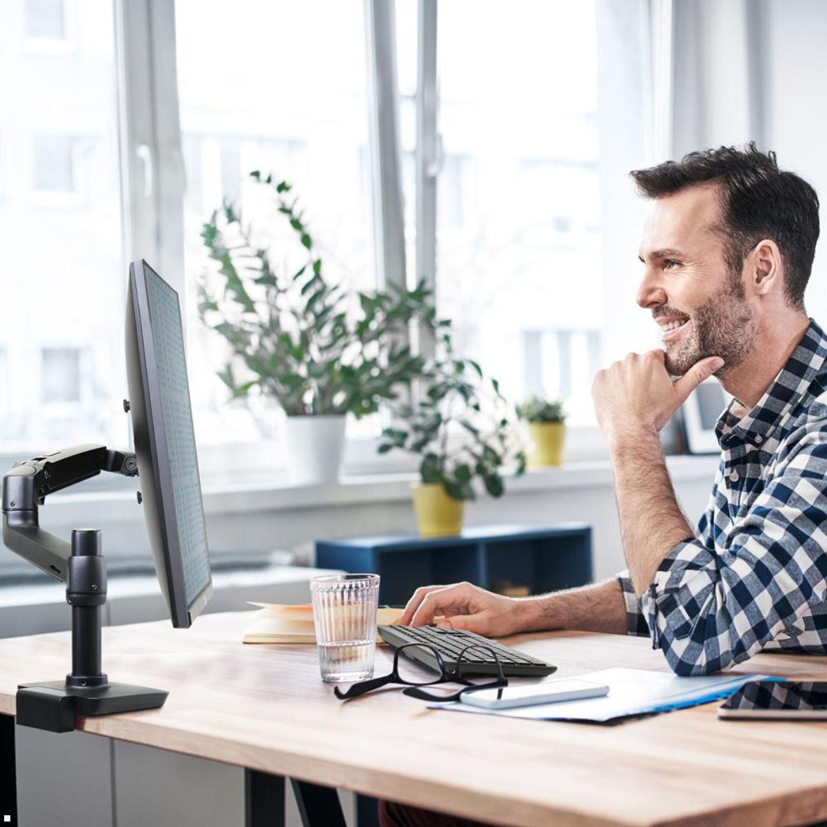 Ergotron LX Monitor Tischhalterung mit C-Klemme (45-608-224), Anwendung