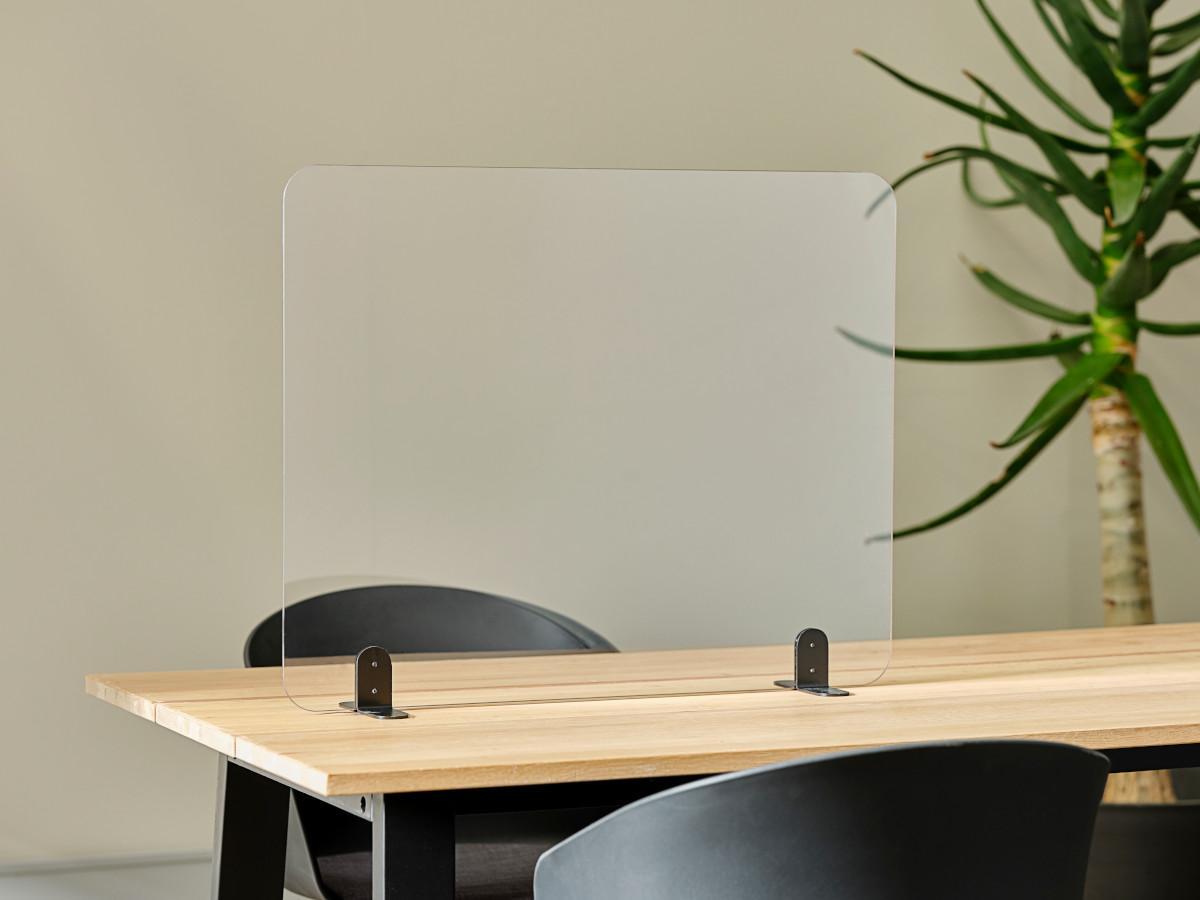TecLines HSS001 Hygiene Acryl Schutzscheibe 1000x600x4 mm mit Standfuß Anwendungsbeispiel Office