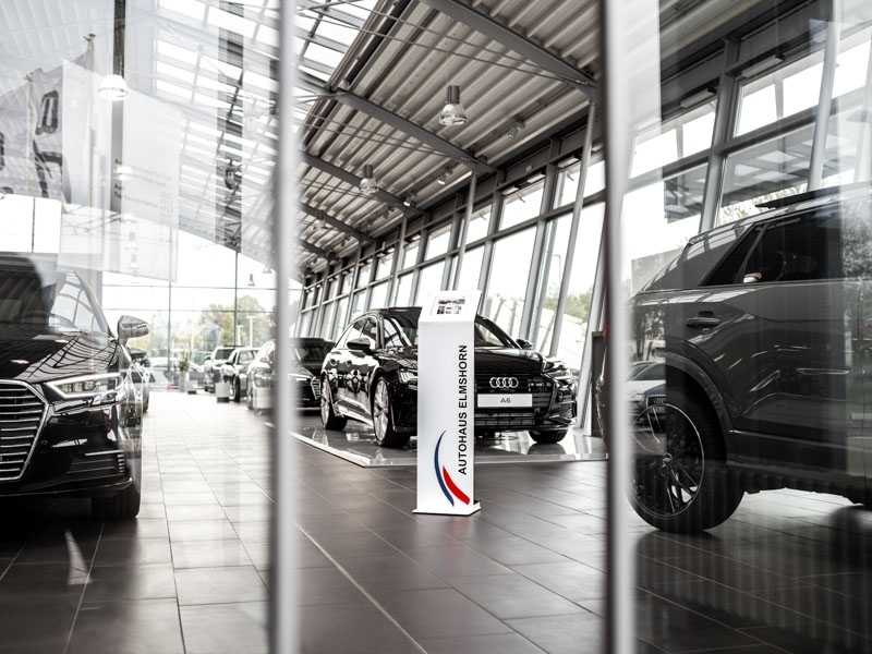 TabLines TBS069 Design Tabletständer quer Samsung Tab A 10.5 Autohaus Showroom